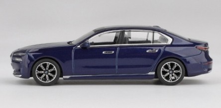 TSM ミニGT 1/64 BMW i7 xDrive60 タンザナイトブルーメタリック 右