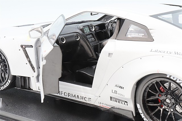 ソリド 1/18 日産 GT-R (R35) リバティーウォーク ボディキット タイプ