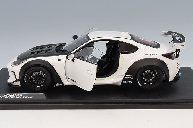 ソリド 1/18 トヨタ GR86 LBWK ボディキット 2024 ホワイト
