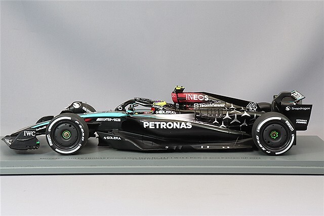 スパーク 1/18 メルセデス AMG ペトロナス F1チーム W15 E 
