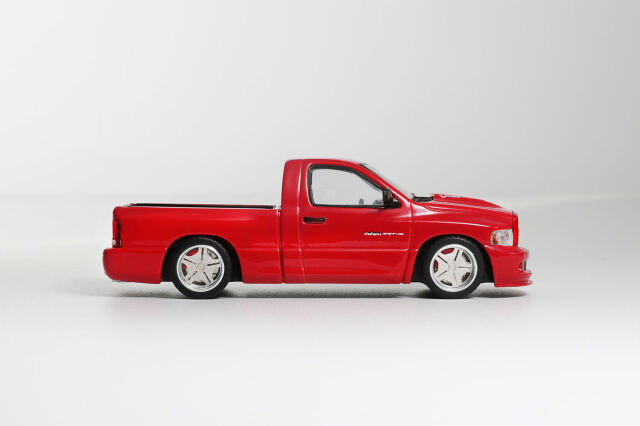 ☆予約品☆ SHOOM64 MODEL 1/64 ダッジ ラム SRT-10 レッド