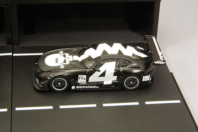 1/64ジオラマ 限定1個！ 新発売》MoreArt 1/64日本の警察署ジオラマ LED照明 駐車場付き