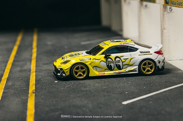 Tarmac 1/64 トヨタ GR86 ムーンアイズ