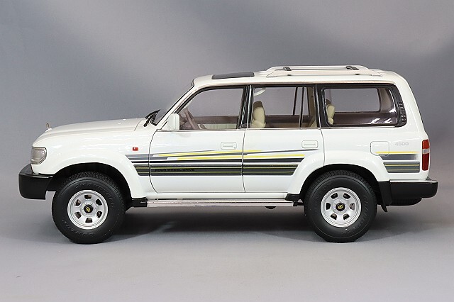 京商 samurai 1/18 トヨタ ランドクルーザー AX G selection white  