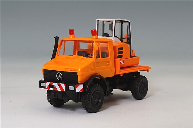 ヴィーキング 1/87 ウニモグ 掘削機付 ミネセパルオレンジ 1975-93