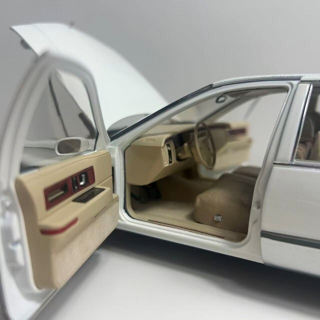 XIAOGUANG 1/18 キャデラック フリートウッド ☆予約品☆ XiaoGuang MODEL 1/18 キャデラック フリートウッド ホワイト