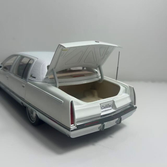 ☆予約品☆ XiaoGuang MODEL 1/18 キャデラック フリートウッド ホワイト