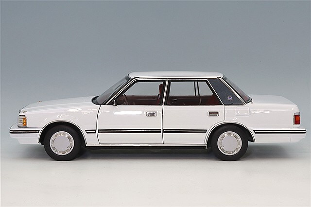XiaoGuang MODEL 1/18 トヨタ クラウン MS122 ホワイト(内装レッド)