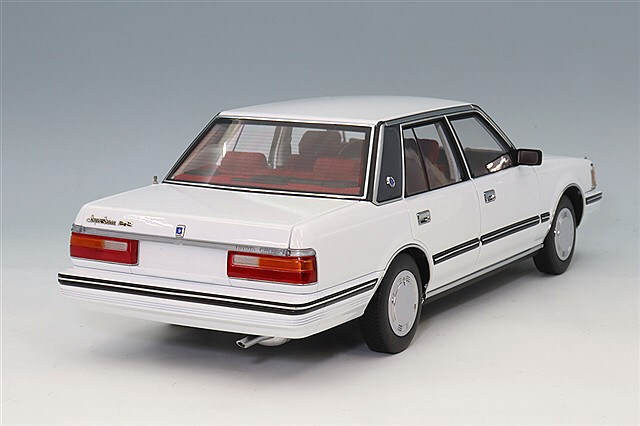 XiaoGuang MODEL 1/18 トヨタ クラウン MS122 ホワイト(内装レッド)