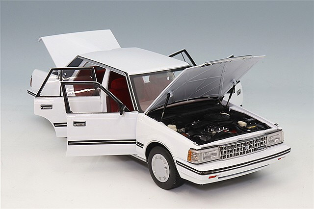 XiaoGuang MODEL 1/18 トヨタ クラウン MS122 ホワイト(内装レッド)