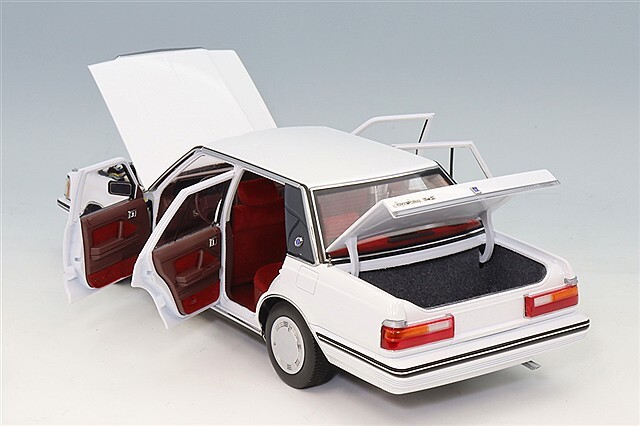 XiaoGuang MODEL 1/18 トヨタ クラウン MS122 ホワイト(内装レッド)