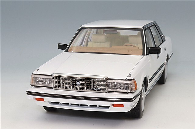 XiaoGuang MODEL 1/18 トヨタ クラウン MS122 ホワイト(内装ベージュ)