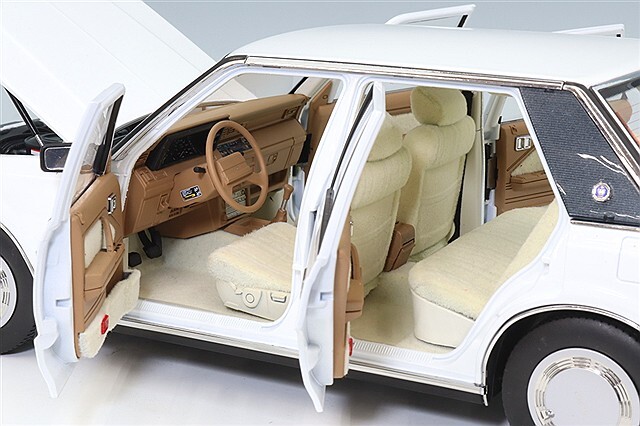 XiaoGuang MODEL 1/18 トヨタ クラウン MS122 ホワイト(内装ベージュ)