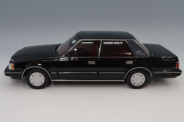 XiaoGuang MODEL 1/18 トヨタ クラウン MS122 ブラック (内装レッド)