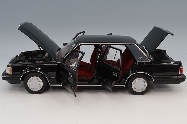 XiaoGuang MODEL 1/18 トヨタ クラウン MS122 ブラック (内装レッド)