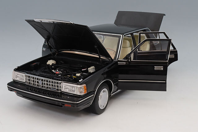 XiaoGuang MODEL 1/18 トヨタ クラウン MS122 ブラック (内装ベージュ)
