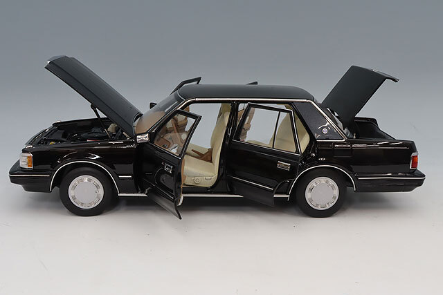 1/18 トヨタ　クラウン XiaoGuang MODEL 1/18 トヨタ クラウン MS122 ブラック (内装
