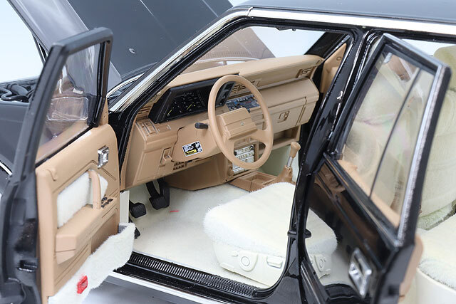 XiaoGuang MODEL 1/18 トヨタ クラウン MS122 ブラック (内装ベージュ)