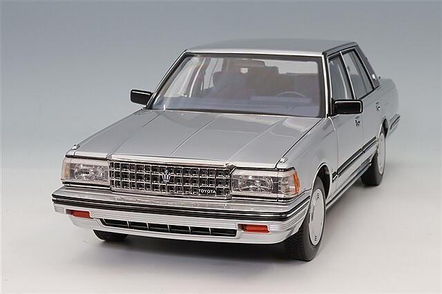 XiaoGuang MODEL 1/18 トヨタ クラウン MS122 シルバー/内装ブルー