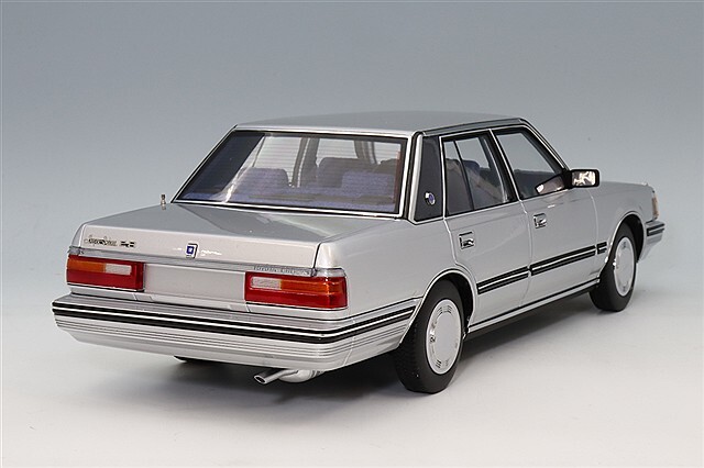 XiaoGuang MODEL 1/18 トヨタ クラウン MS122 シルバー/内装ブルー