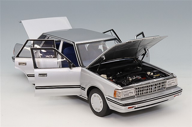 激レア　CROWN クラウン　ミニカー シルバー 1/18 XiaoGuang MODEL 1/18 トヨタ クラウン MS122 シルバー/内装ブルー