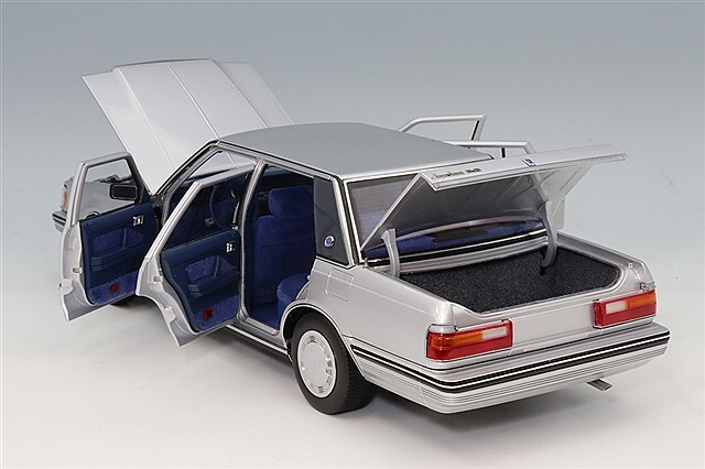 XiaoGuang MODEL 1/18 トヨタ クラウン MS122 シルバー/内装ブルー