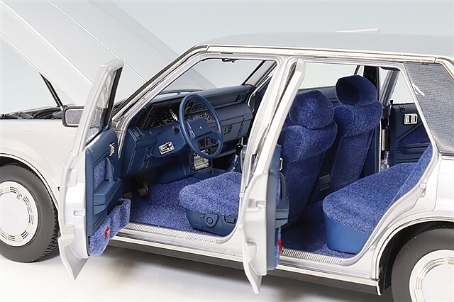 XiaoGuang MODEL 1/18 トヨタ クラウン MS122 シルバー/内装ブルー