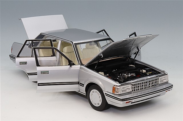XiaoGuang MODEL 1/18 トヨタ クラウン MS122 シルバー/内装ベージュ