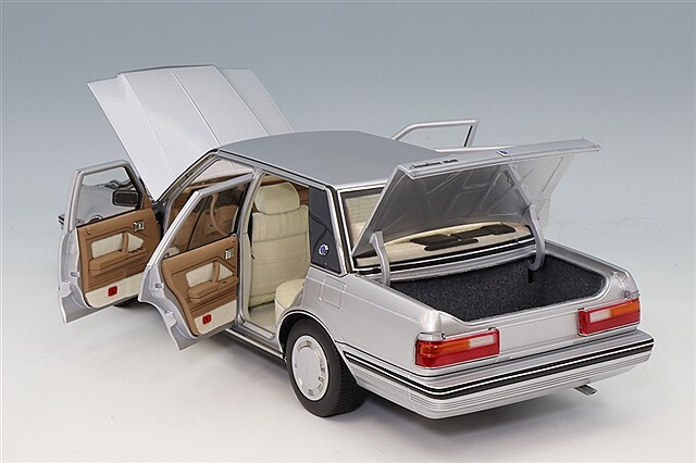 XiaoGuang MODEL 1/18 トヨタ クラウン MS122 シルバー/内装ベージュ