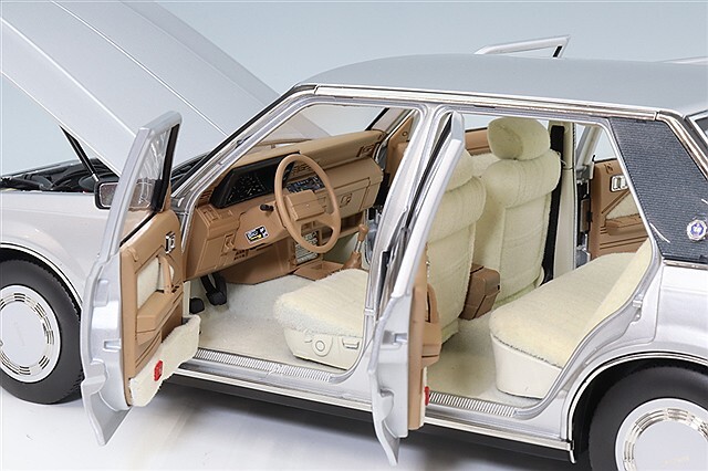 XiaoGuang MODEL 1/18 トヨタ クラウン MS122 シルバー/内装ベージュ