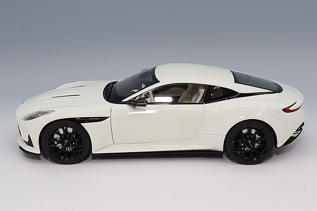 XiaoGuang MODEL 1/18 アストンマーティン DB12 ホワイト(蓄光