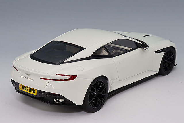 XiaoGuang MODEL 1/18 アストンマーティン DB12 ホワイト(蓄光