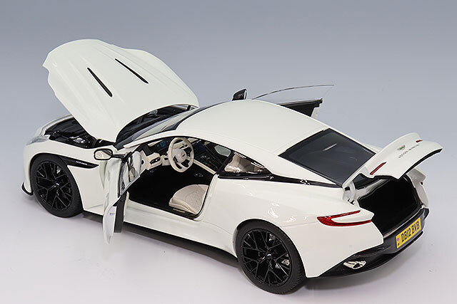 XiaoGuang MODEL 1/18 アストンマーティン DB12 ホワイト(蓄光