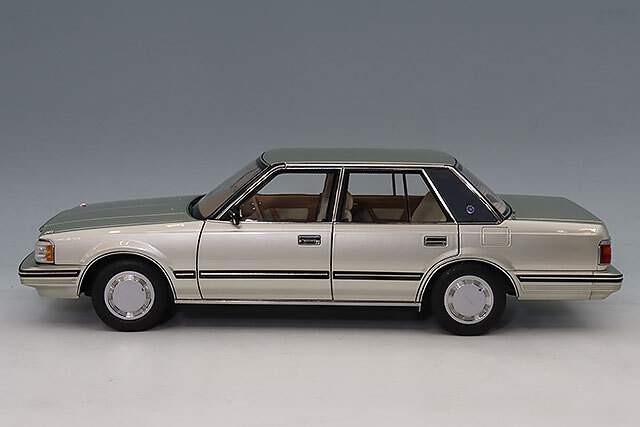 XiaoGuang MODEL 1/18 トヨタ クラウン MS122 ゴールド