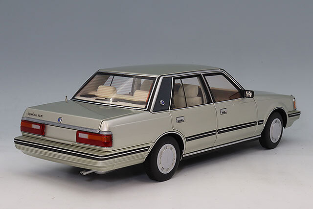 XiaoGuang MODEL 1/18 トヨタ クラウン MS122 ゴールド