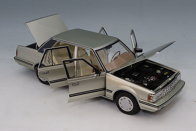 XiaoGuang MODEL 1/18 トヨタ クラウン MS122 ゴールド