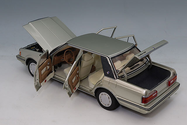 XiaoGuang MODEL 1/18 トヨタ クラウン MS122 ゴールド
