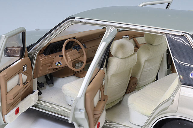 XiaoGuang MODEL 1/18 トヨタ クラウン MS122 ゴールド