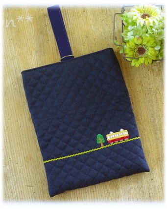 【シンプルな紺色無地のキルティング生地にワンポイントアップリケ】上履き入れ シューズバッグ 上靴袋（サイズ変更料込み）