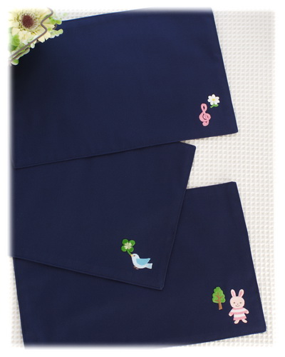 【シンプルな紺色無地にかわいいワンポイントアップリケ】ランチョンマット 給食ナプキン（サイズ変更料込み）