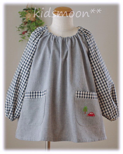 【シンプルな紺色無地にかっこいいワンポイントアップリケ・国産良質のしあわせスモック・紺色】襟ゴム ラグラン袖 かぶりスモック