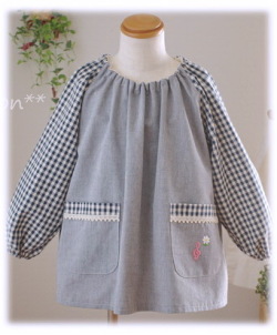 【シンプルな紺色無地にかわいいワンポイントアップリケ・国産良質のしあわせスモック・紺色】襟ゴム ラグラン袖 かぶりスモック