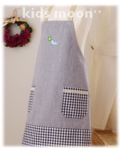 【国産良質の幸せエプロン・シンプルな紺色無地にかわいいワンポイントアップリケ】キッズエプロン＆三角巾セット（紺色）