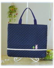 【シンプルな紺色無地のキルティング生地にワンポイントアップリケ】絵本バッグ・手さげ袋（サイズ変更料込み）