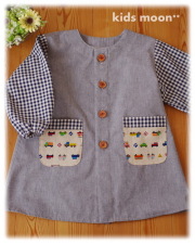 【シンプルな紺色無地にかっこいいワンポイントアップリケ・国産良質のしあわせスモック】前ボタン開きスモック（紺色）