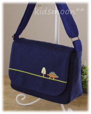 【シンプルな紺色無地にかっこいいワンポイントアップリケ】肩掛けかばん（サイズ変更料込み）