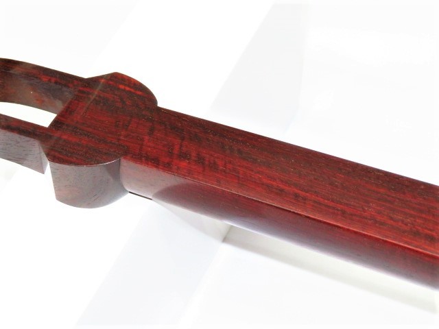 新品 津軽三味線 紅木 金細 綾杉胴 仮継ぎ付き 幅一寸 トチ多数 極上品