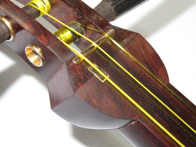 【美品】三味線中棹2.7cm 紅木　綾杉胴　金細　二枚溝　東さわり　K18 美品】三味線中棹2.7cm 紅木 綾杉胴 金細 二枚溝 東さわり K18