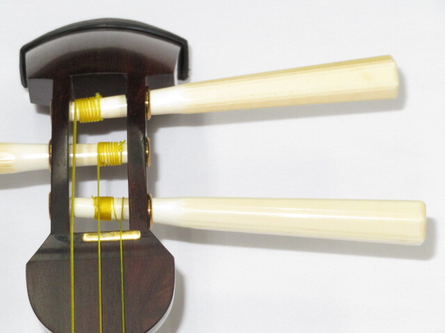 希少】地唄三味線 三味線 中棹 紅木 丸打胴 天然糸巻き 皮破れなし 本