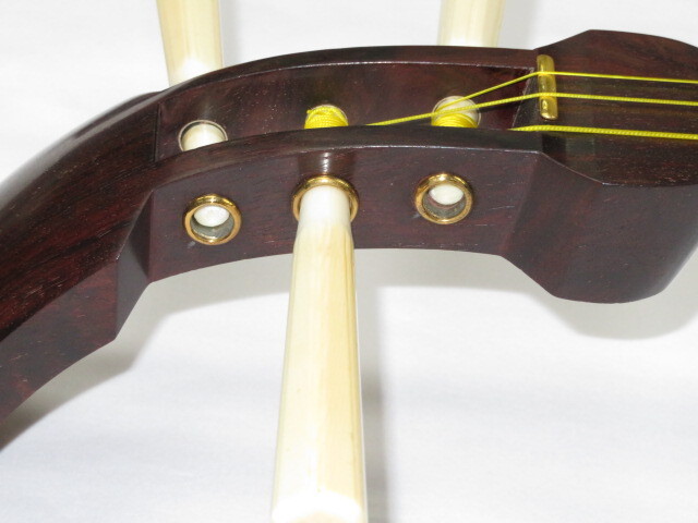 けい　紅木 中棹 三味線 地唄 正寸 表四つ皮 裏犬皮張りたて 象牙糸巻 けい 紅木 中棹 三味線 地唄 正寸 表四つ皮 裏犬皮張り